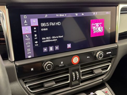 Certified 2022 Porsche Macan AWD/4WD image 23