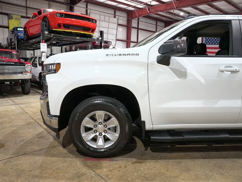 Used 2021 Chevrolet Silverado 1500 LT AWD/4WD image 3
