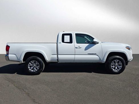 Used 2017 Toyota Tacoma SR5 RWD image 2