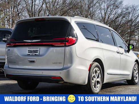 Used 2023 Chrysler Pacifica Limited image 5