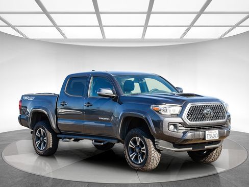 Used 2019 Toyota Tacoma TRD Sport w/ Technology Package image 4