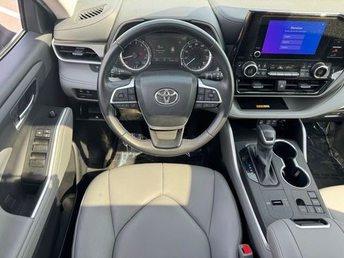 Used 2024 Toyota Highlander XLE image 16