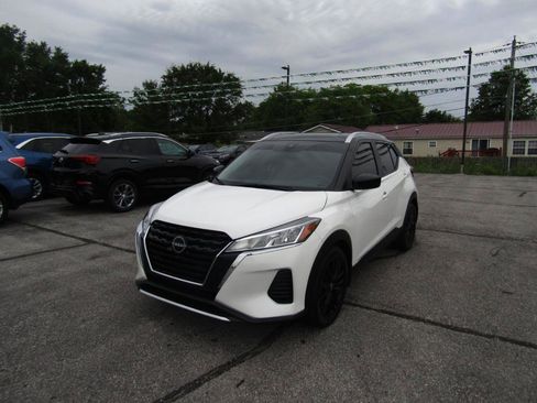 Used 2023 Nissan Kicks SV FWD image 3
