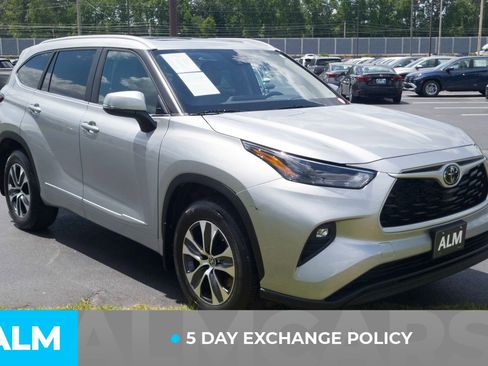 Used 2023 Toyota Highlander XLE AWD/4WD image 4