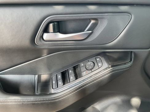 Used 2025 Nissan Rogue SV FWD image 18