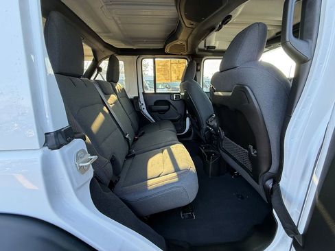 Used 2024 Jeep Wrangler Rubicon w/ Technology Group image 15