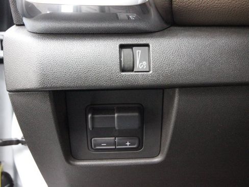 Used 2023 GMC Canyon Denali image 17