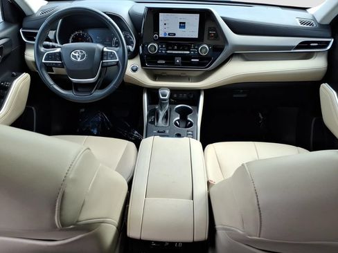 Used 2023 Toyota Highlander XLE AWD/4WD image 12