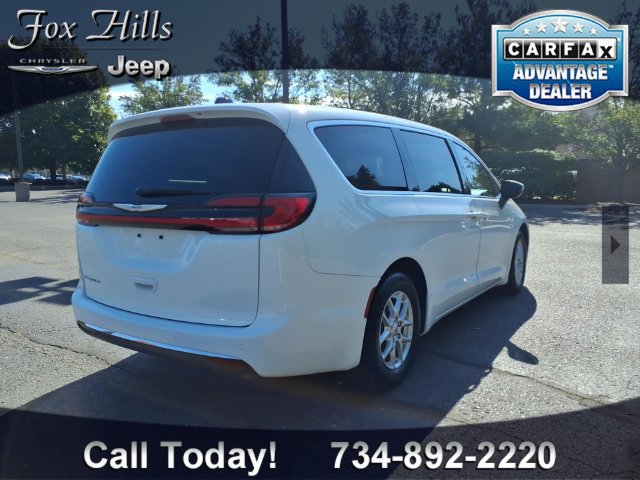 Used 2023 Chrysler Pacifica Touring-L FWD image 9