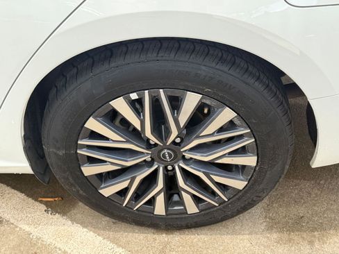 Used 2025 Nissan Altima 2.5 SV FWD image 30
