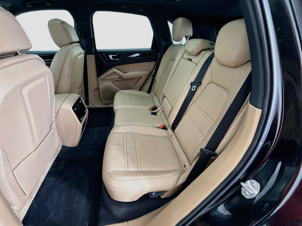 Certified 2023 Porsche Cayenne AWD/4WD image 18