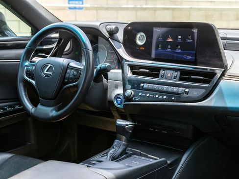 Used 2022 Lexus ES 300h w/ Accessory Package FWD image 32