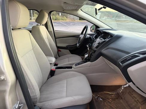 Used 2017 Ford Focus SE w/ Cold Weather Package FWD image 16