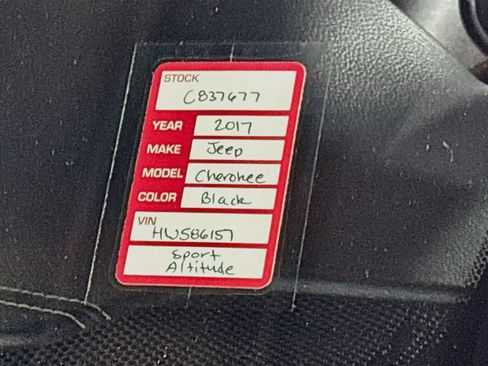 Used 2017 Jeep Cherokee Sport FWD image 23