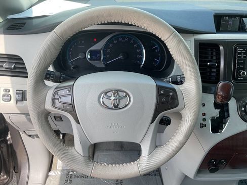 Used 2012 Toyota Sienna XLE FWD image 17