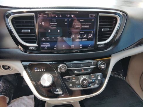 Used 2022 Chrysler Pacifica Touring-L FWD image 18