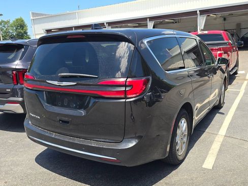 Used 2023 Chrysler Pacifica Touring-L FWD image 2
