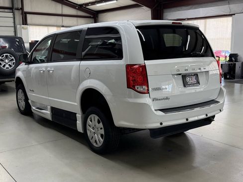 Used 2018 Dodge Grand Caravan SE FWD image 4