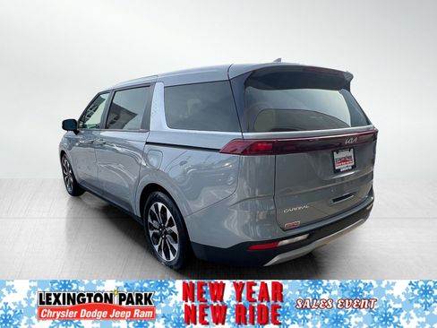 Used 2024 Kia Carnival EX image 7