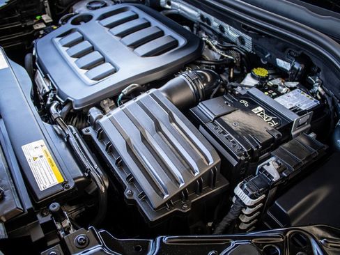 Certified 2025 Volkswagen Tiguan SE image 25