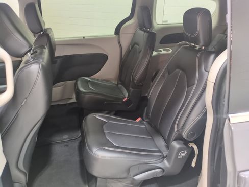 Used 2023 Chrysler Pacifica Touring-L FWD image 16