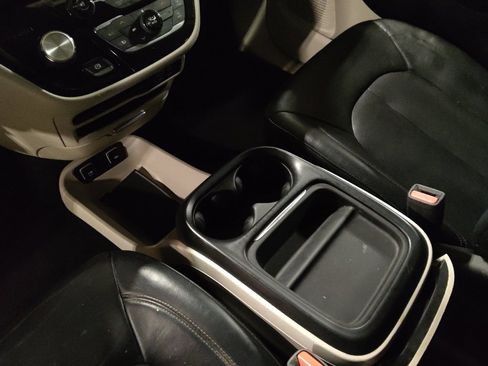 Used 2017 Chrysler Pacifica Touring-L w/ Tire & Wheel Group image 26