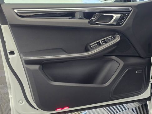 Certified 2025 Porsche Macan Turbo image 33