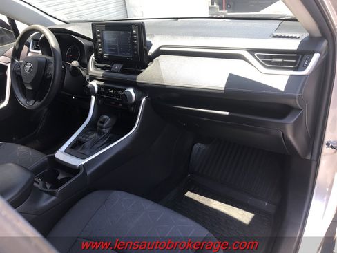 Used 2021 Toyota RAV4 XLE AWD/4WD image 21