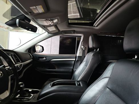 Used 2019 Toyota Highlander XLE w/ Carpet Mat Package (TMS) AWD/4WD image 16