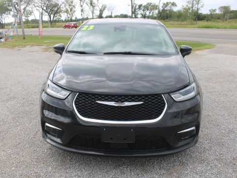 Used 2023 Chrysler Pacifica Touring-L image 2