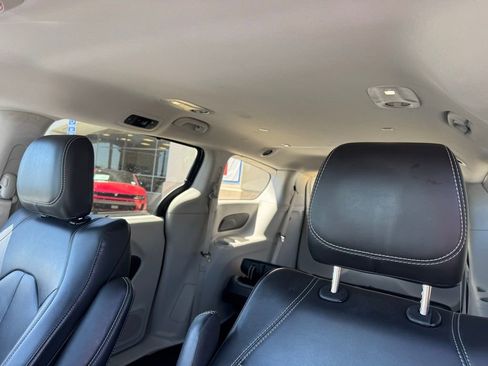 Certified 2023 Chrysler Pacifica Touring-L image 12