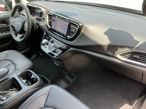 Used 2025 Chrysler Pacifica Select FWD image 17