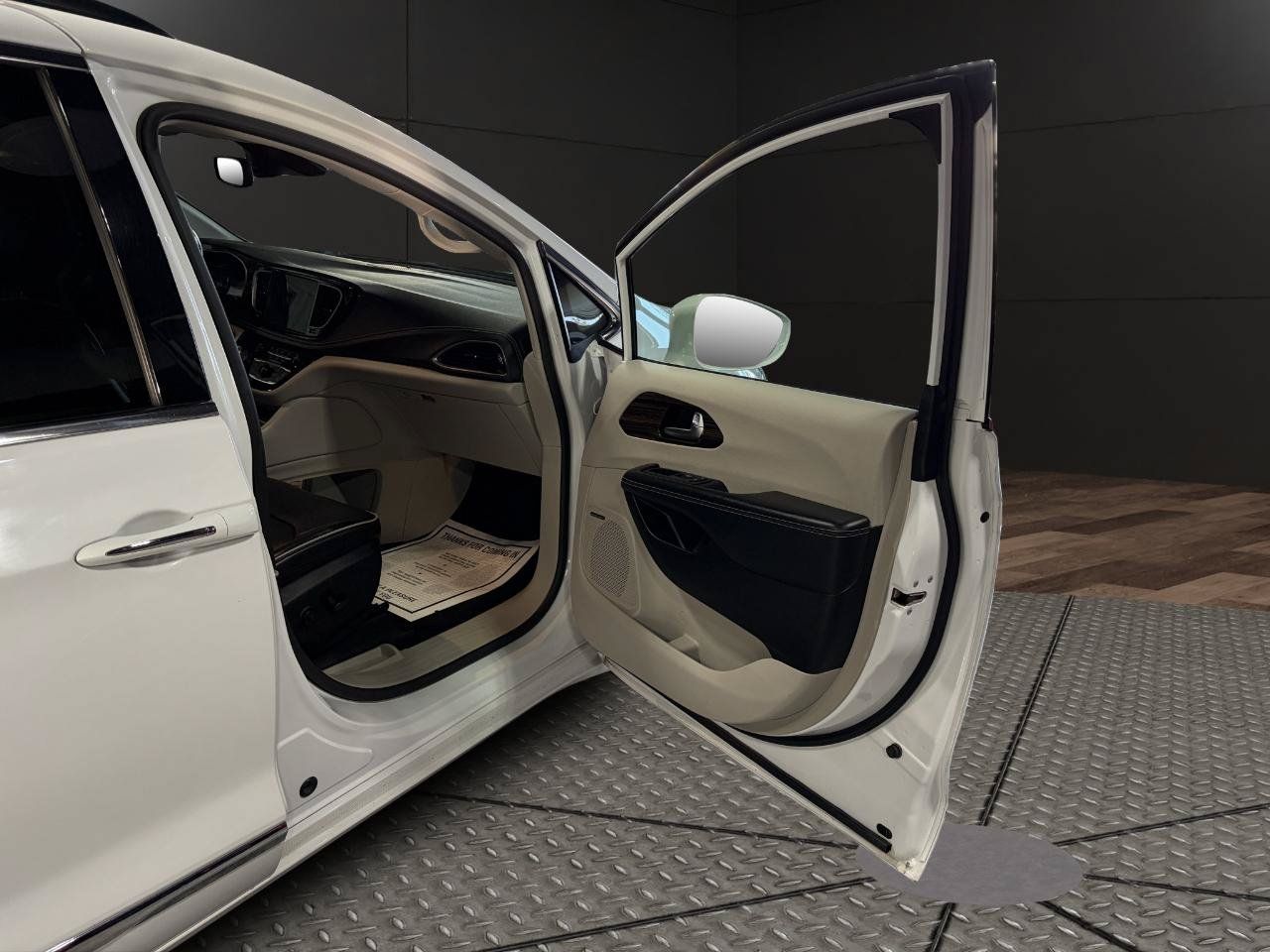 Used 2022 Chrysler Pacifica Limited FWD image 19