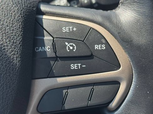 Used 2016 Jeep Cherokee Latitude w/ Cold Weather Group AWD/4WD image 29