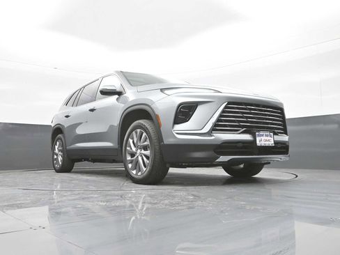 Used 2025 Buick Enclave Preferred w/ Power Package image 41