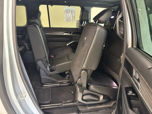 Used 2024 Jeep Wagoneer L Series III w/ Premium Group I AWD/4WD image 18