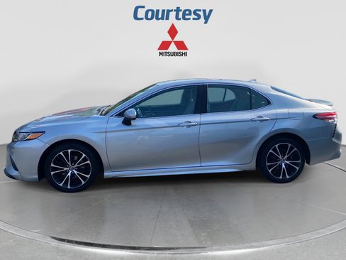 Used 2020 Toyota Camry SE w/ Carpet Mat Package FWD image 3