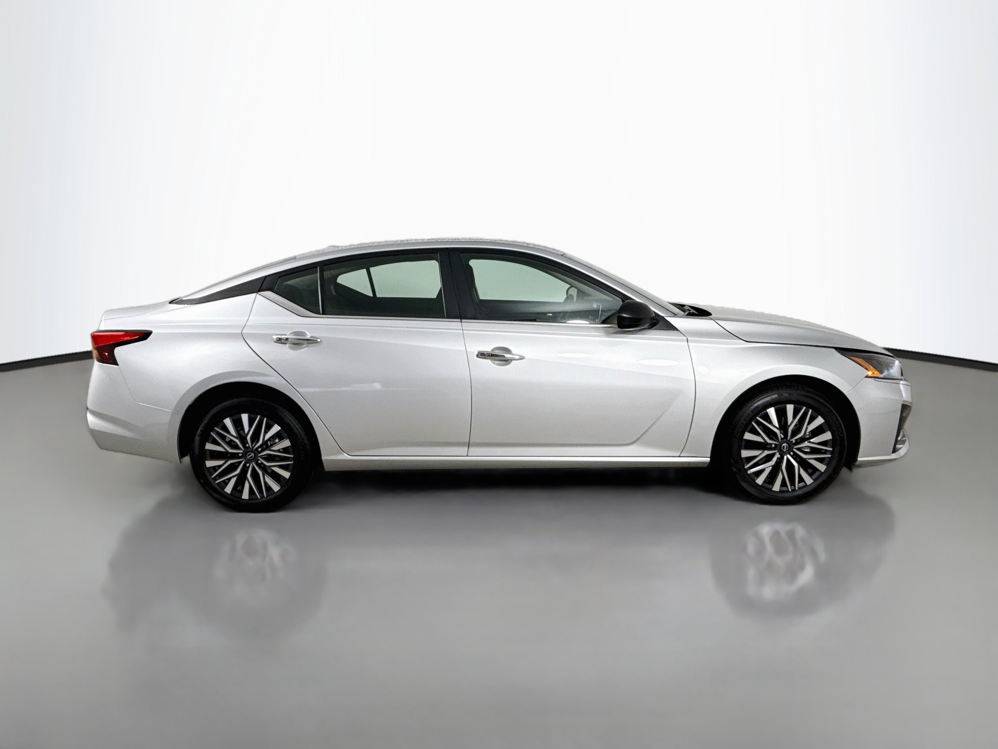 Used 2025 Nissan Altima 2.5 SV AWD/4WD image 9
