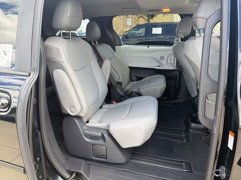 Used 2026 Toyota Sienna XLE FWD image 11