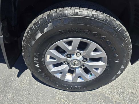 Used 2017 Toyota Tacoma SR5 AWD/4WD image 9