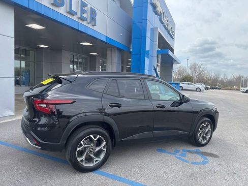 Used 2025 Chevrolet Trax LT w/ LT Convenience Package image 24