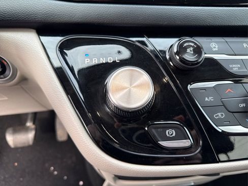 Used 2017 Chrysler Pacifica Touring-L image 34