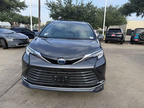 Used 2025 Toyota Sienna Limited AWD/4WD image 2