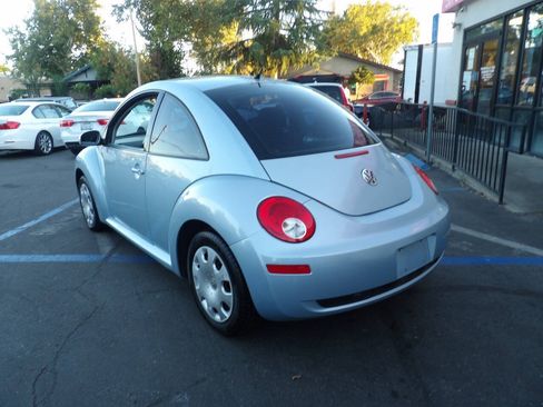 Used 2010 Volkswagen Beetle Coupe FWD image 4