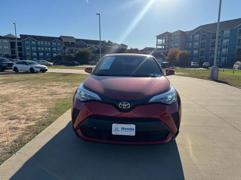 Used 2022 Toyota C-HR XLE image 3