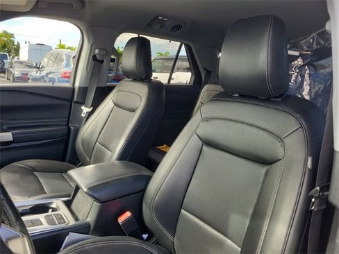 Certified 2022 Ford Explorer Limited w/ Equipment Group 301A image 18