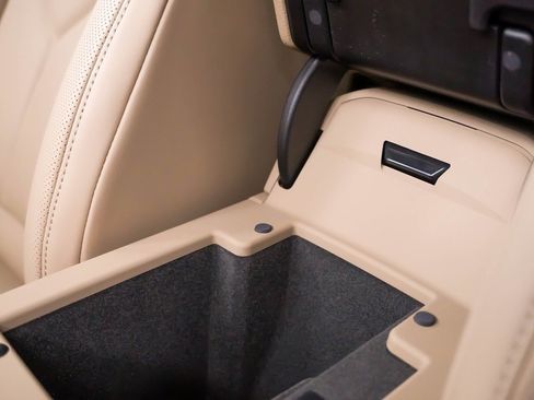 Certified 2025 Porsche Macan image 35