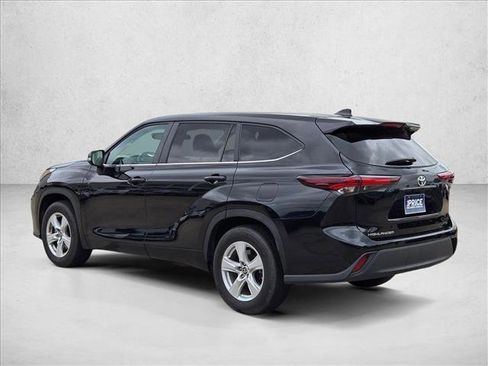 Used 2025 Toyota Highlander LE FWD image 7