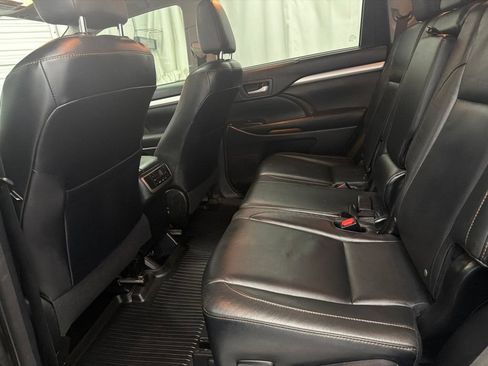 Used 2016 Toyota Highlander XLE FWD image 17
