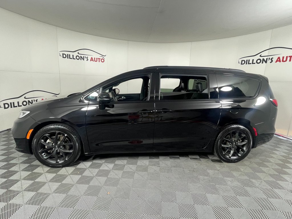 Used 2024 Chrysler Pacifica Limited w/ S Appearance Package FWD image 3